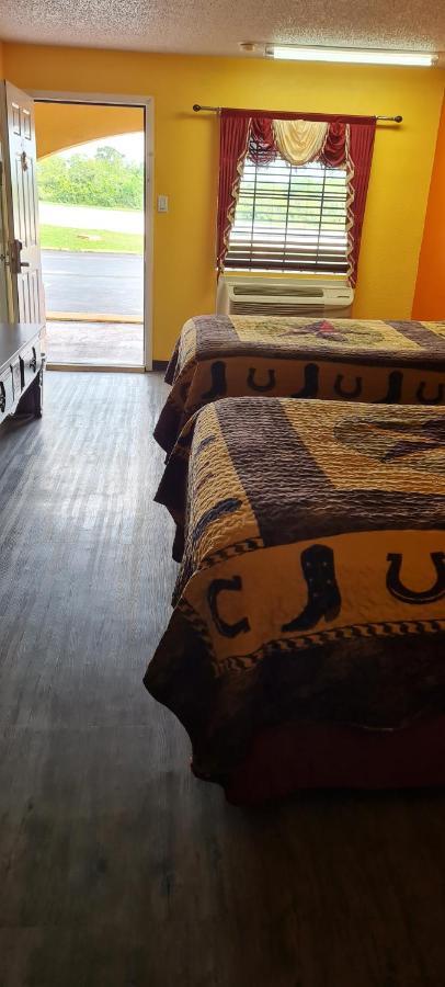 Chaparral Motel Hallettsville ภายนอก รูปภาพ