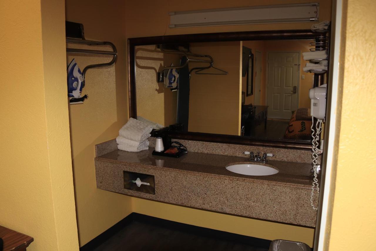 Chaparral Motel Hallettsville ภายนอก รูปภาพ