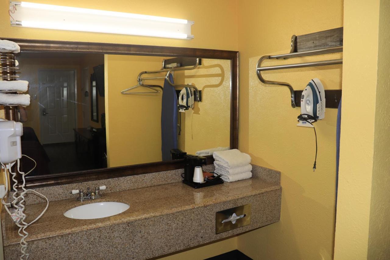 Chaparral Motel Hallettsville ภายนอก รูปภาพ